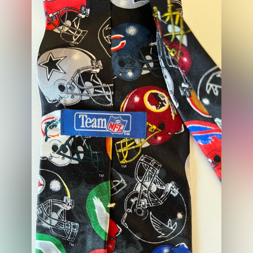 MENS VINTAGE BLACK SILK NFL TEAMS FOOTBALL HELMETS SILK NECK TIE